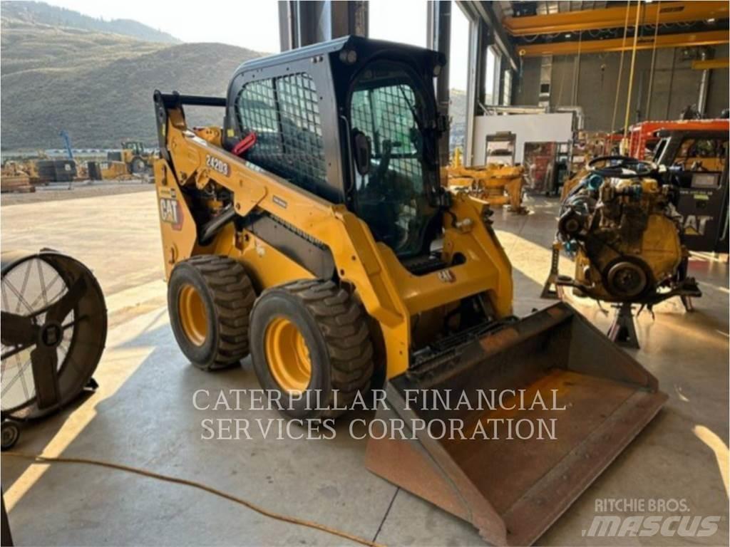 CAT 242D3 Skid steer mini nakladalci