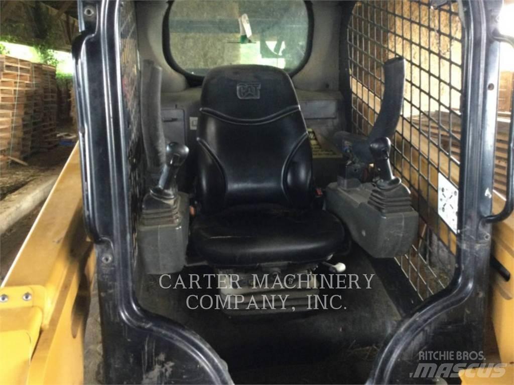 CAT 242D3 Skid steer mini nakladalci