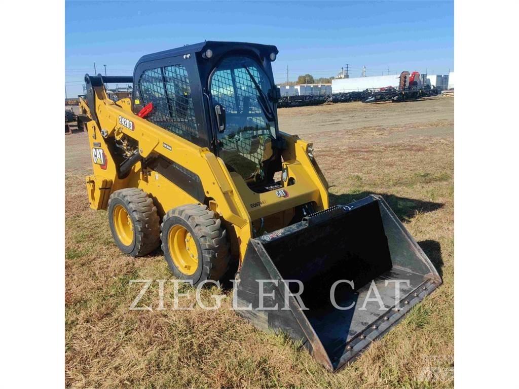 CAT 242D3 Skid steer mini nakladalci