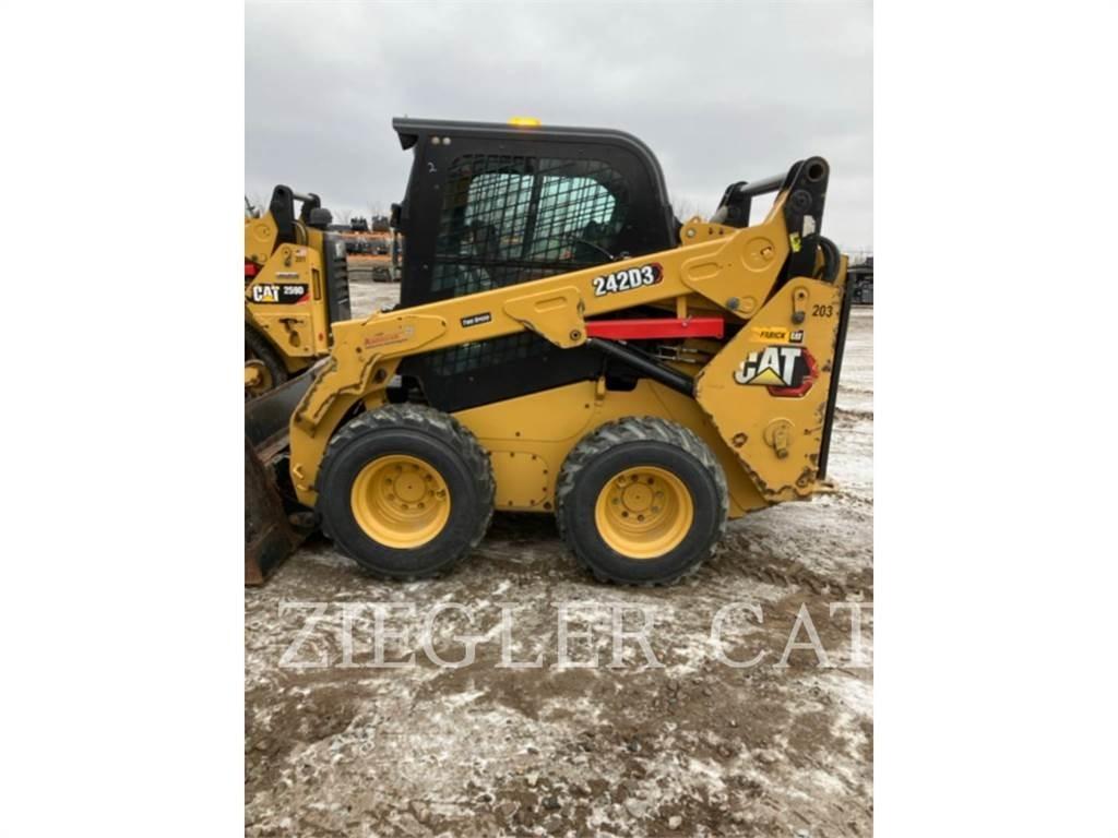 CAT 242D3 Skid steer mini nakladalci