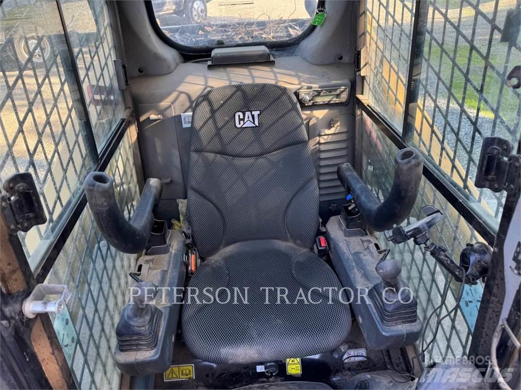 CAT 242D3 Skid steer mini nakladalci