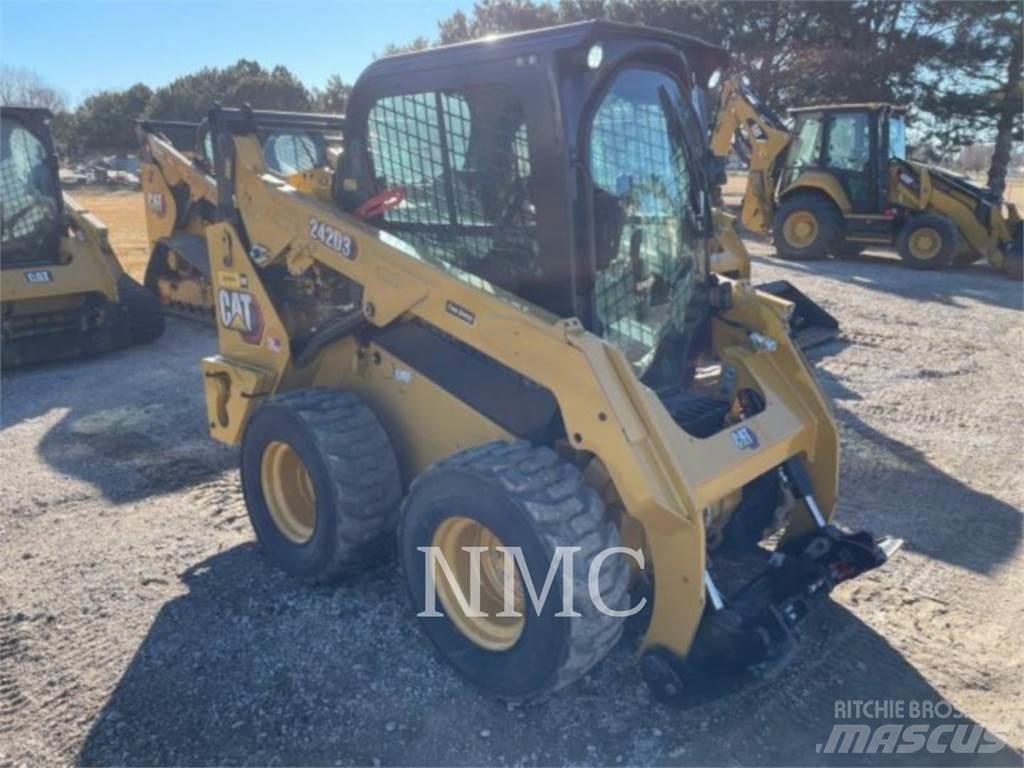 CAT 242D3 Skid steer mini nakladalci