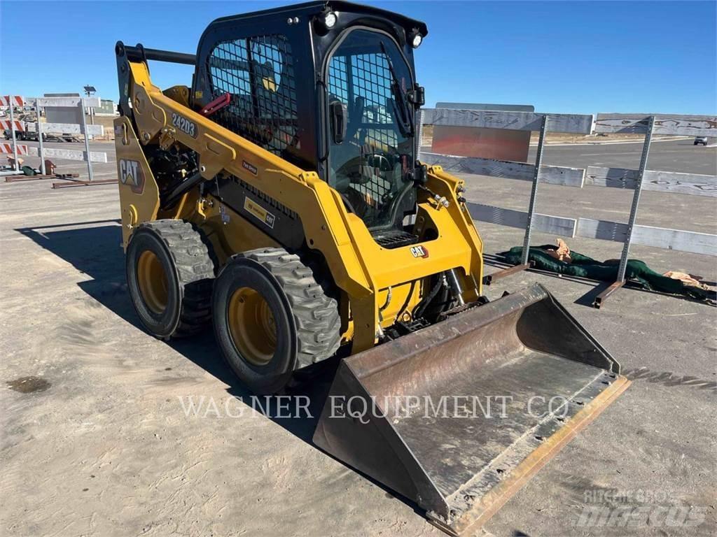 CAT 242D3 Skid steer mini nakladalci