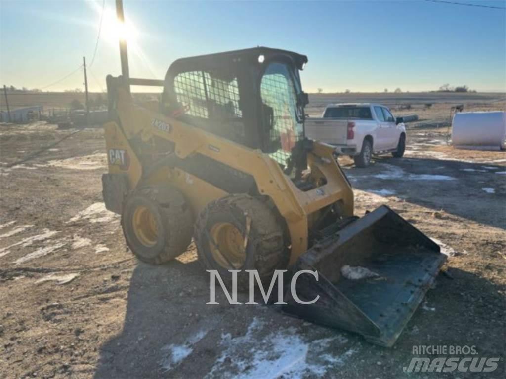CAT 242D3 Skid steer mini nakladalci