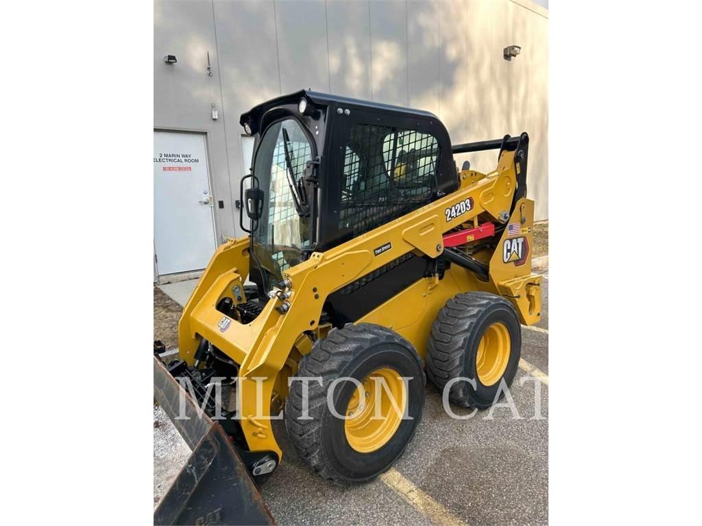 CAT 242D3 Skid steer mini nakladalci