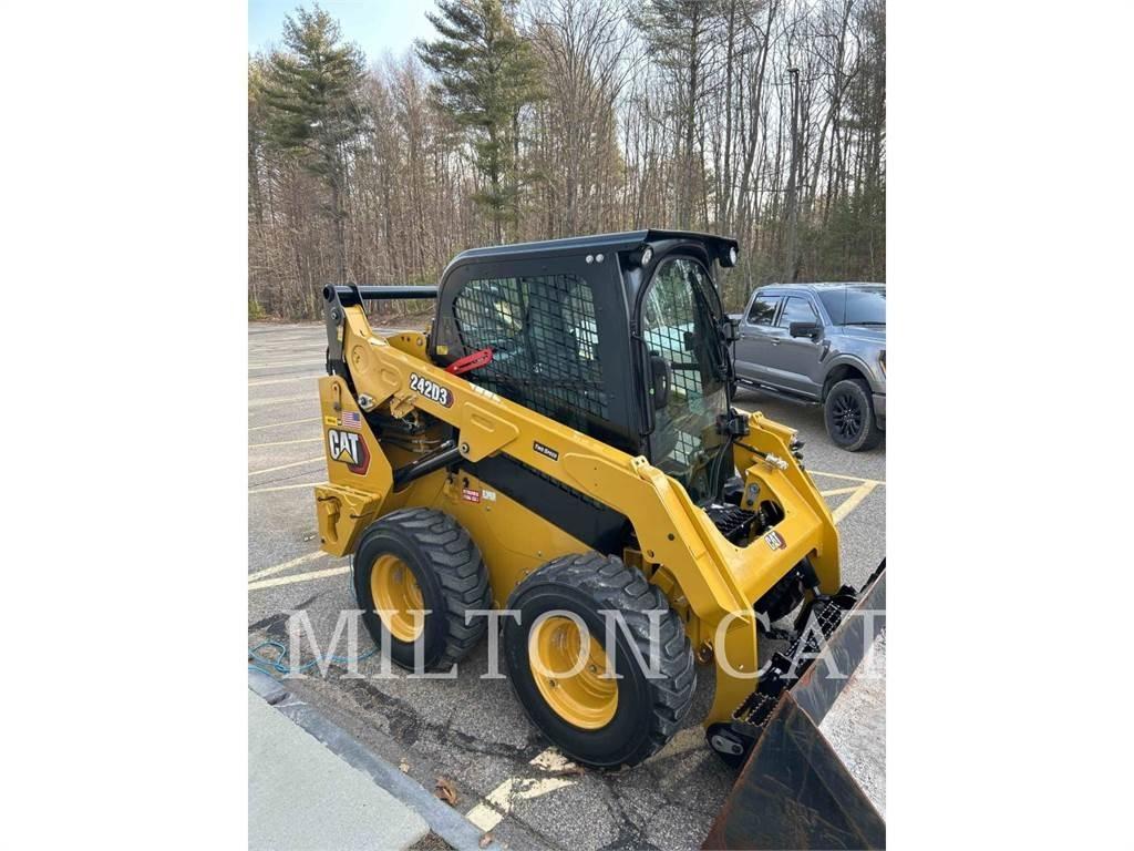 CAT 242D3 Skid steer mini nakladalci