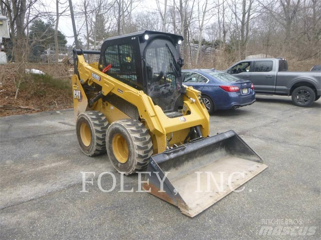 CAT 242D3 Skid steer mini nakladalci