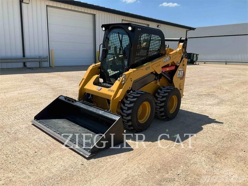 CAT 242D3 Skid steer mini nakladalci