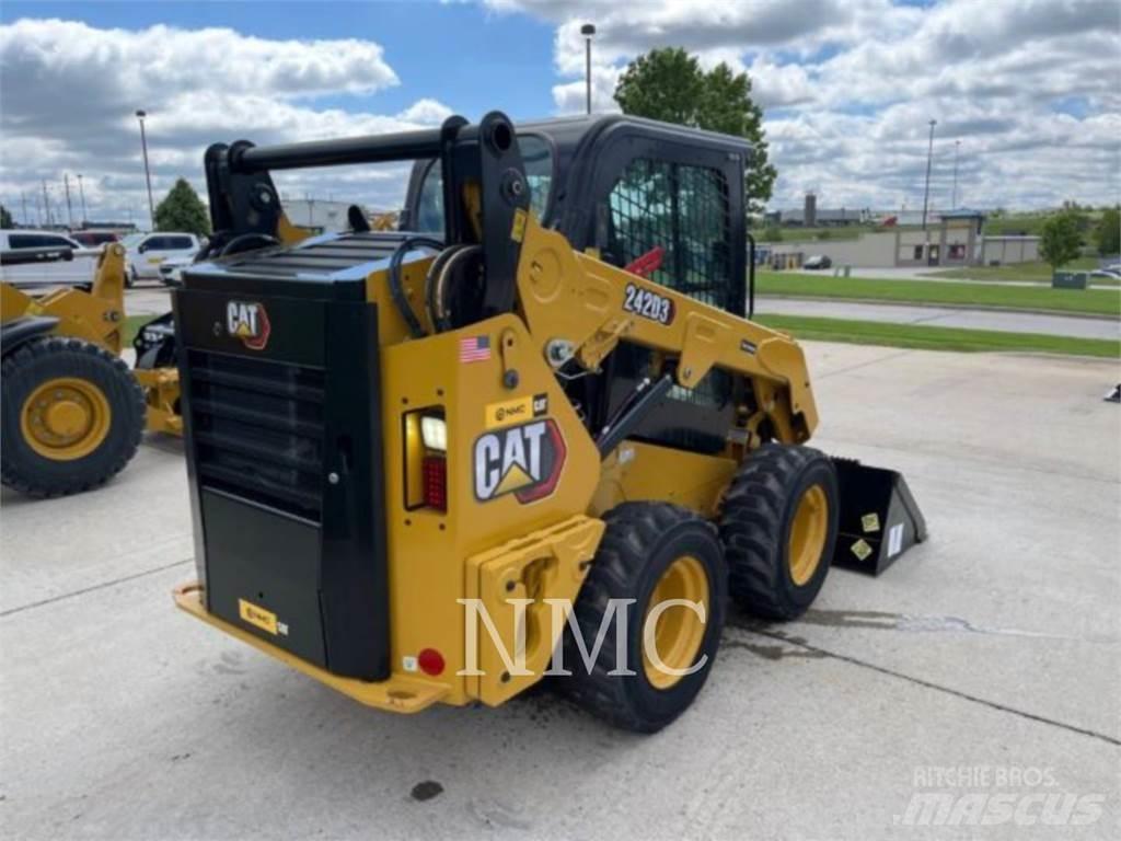 CAT 242D3 Skid steer mini nakladalci