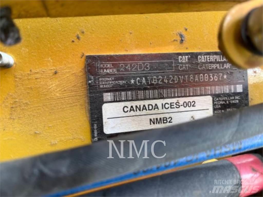 CAT 242D3 Skid steer mini nakladalci
