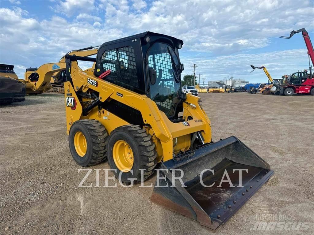 CAT 242D3 Skid steer mini nakladalci