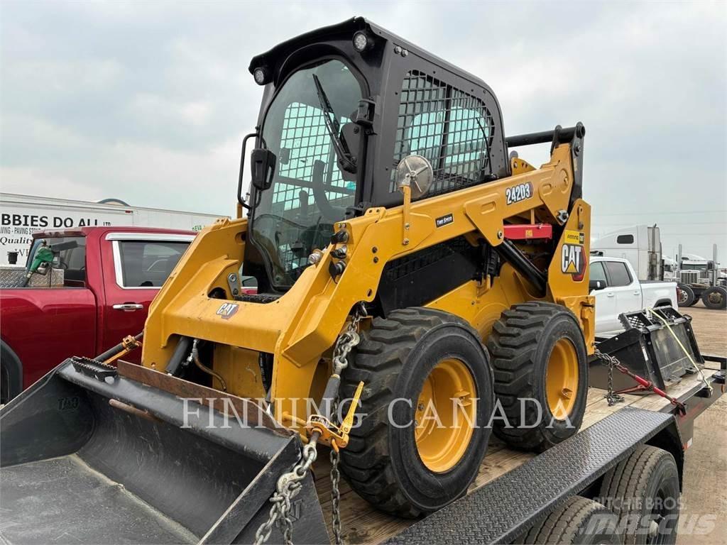 CAT 242D3 Skid steer mini nakladalci