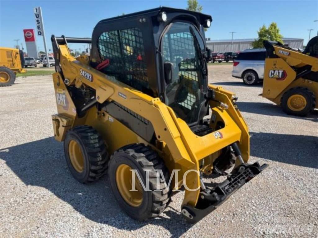CAT 242D3 Skid steer mini nakladalci