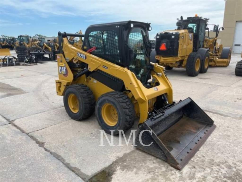 CAT 242D3 Skid steer mini nakladalci