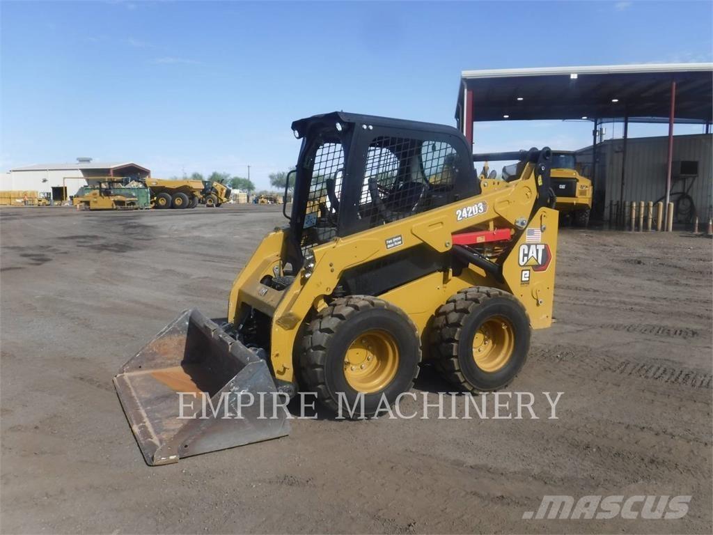 CAT 242D3 Skid steer mini nakladalci