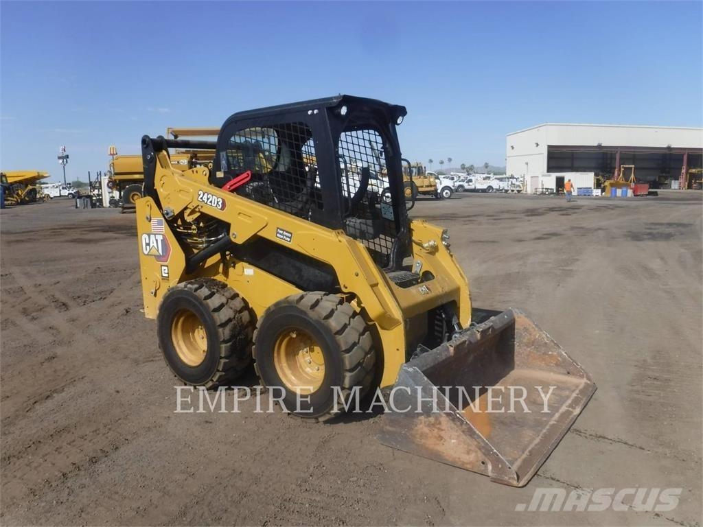 CAT 242D3 Skid steer mini nakladalci