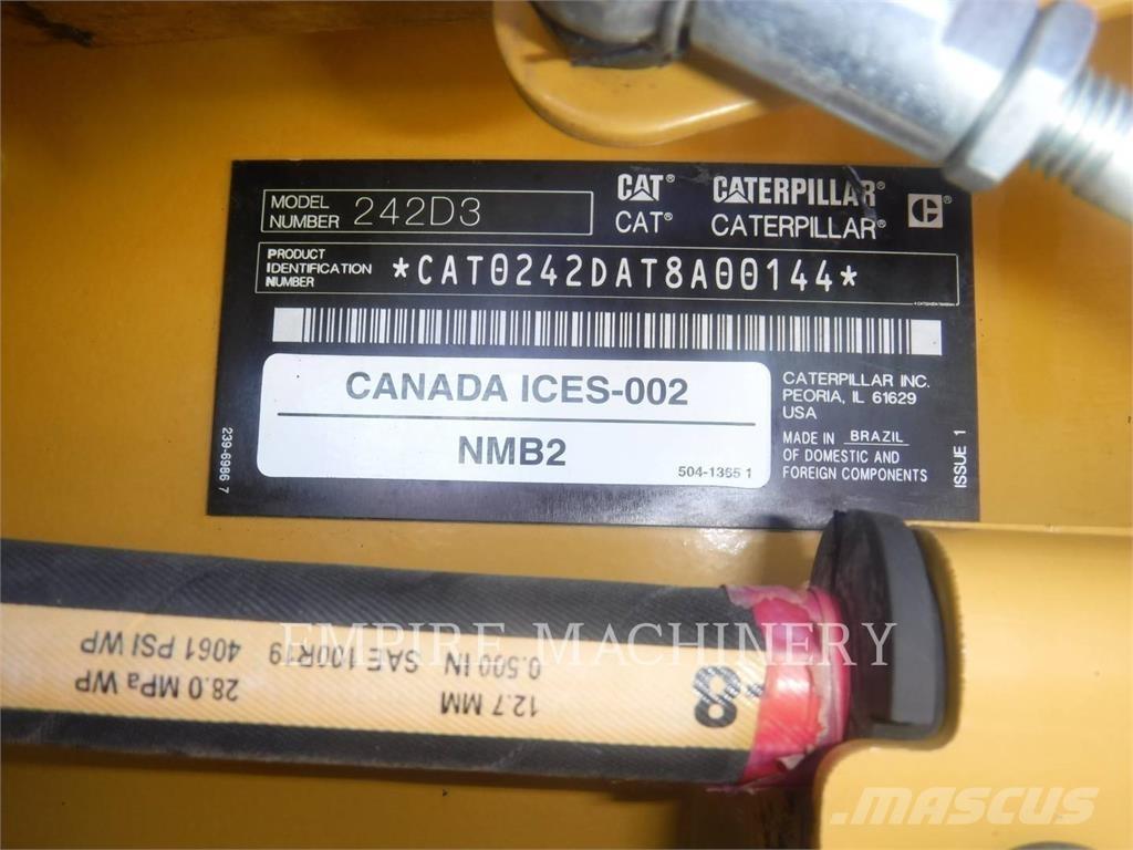 CAT 242D3 Skid steer mini nakladalci