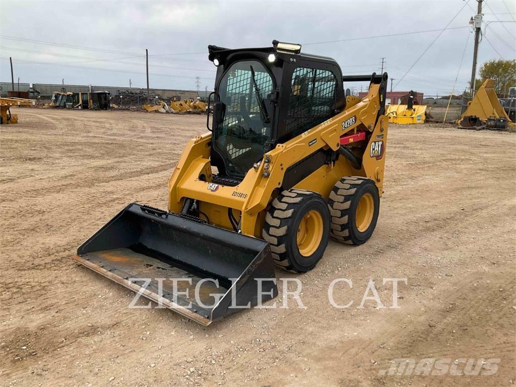 CAT 242D3 Skid steer mini nakladalci