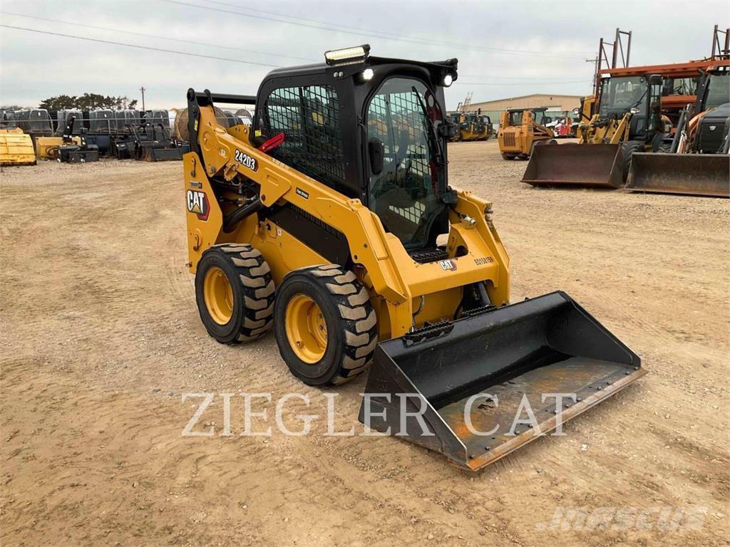 CAT 242D3 Skid steer mini nakladalci