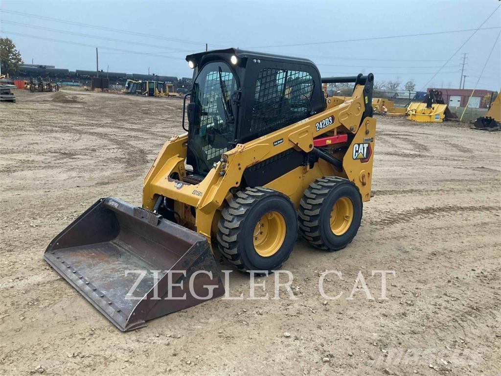 CAT 242D3 Skid steer mini nakladalci