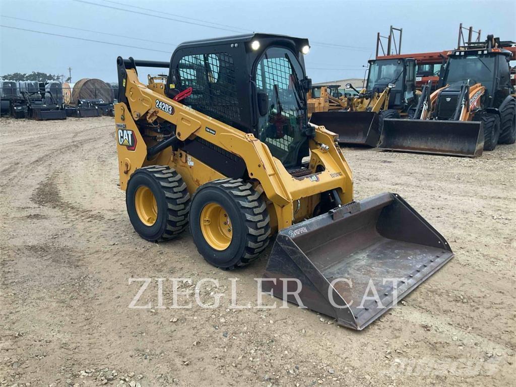 CAT 242D3 Skid steer mini nakladalci