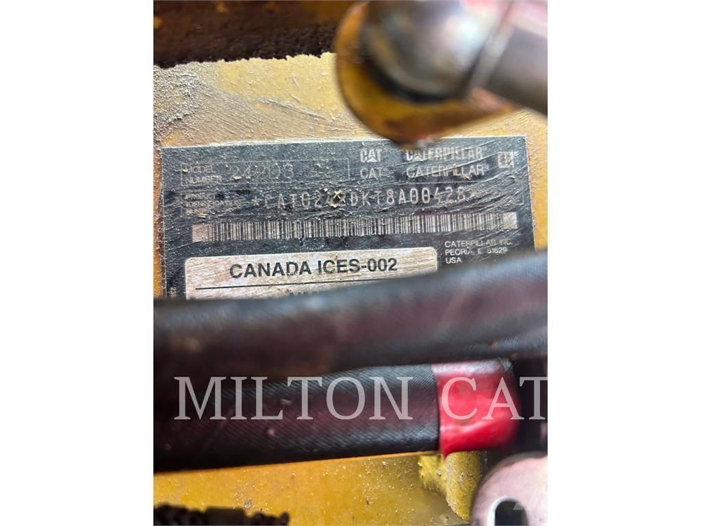 CAT 242D3 Skid steer mini nakladalci