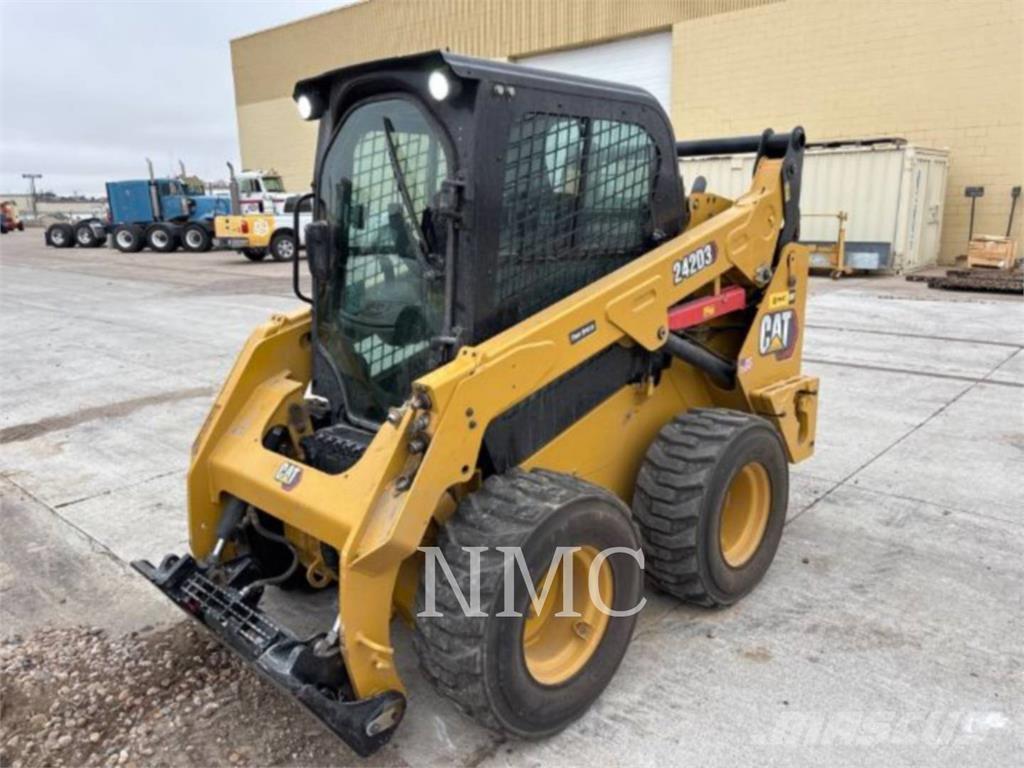 CAT 242D3 Skid steer mini nakladalci