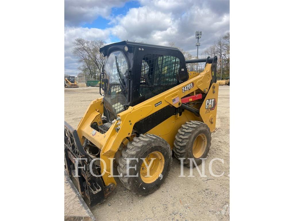 CAT 242D3 Skid steer mini nakladalci
