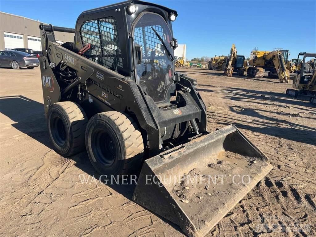 CAT 242D3 HF Skid steer mini nakladalci