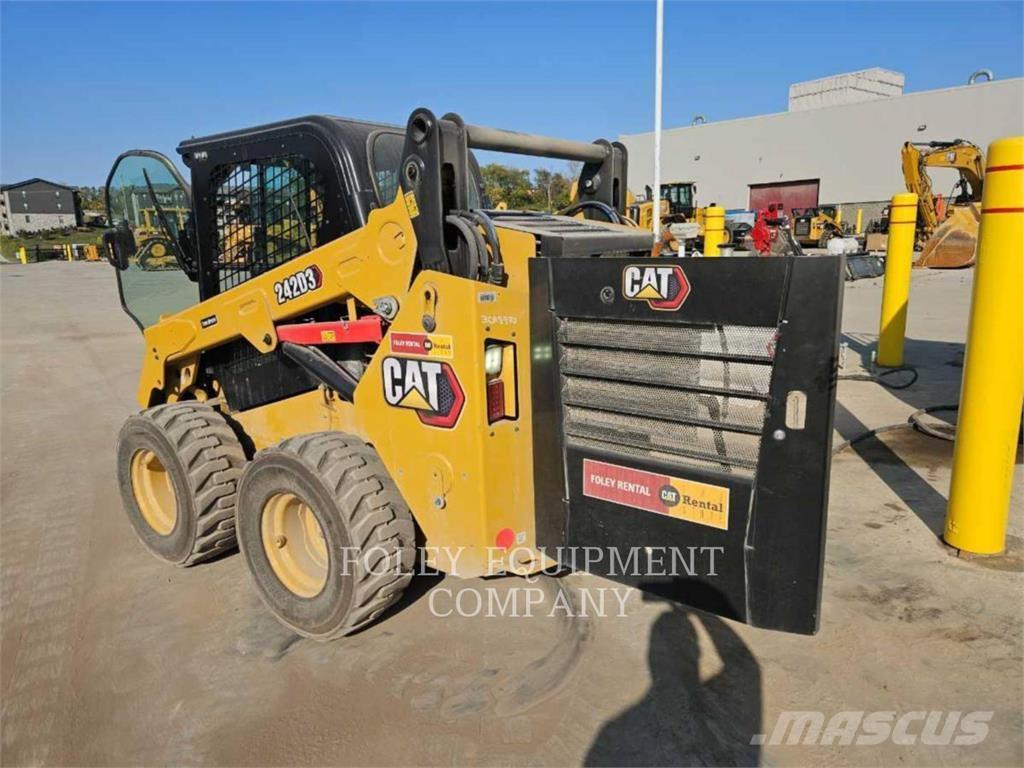 CAT 242D3STD2C Skid steer mini nakladalci