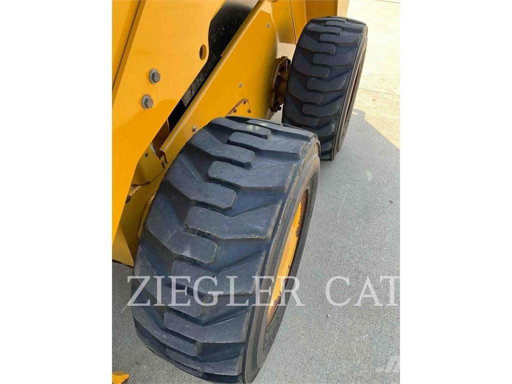 CAT 246D Skid steer mini nakladalci