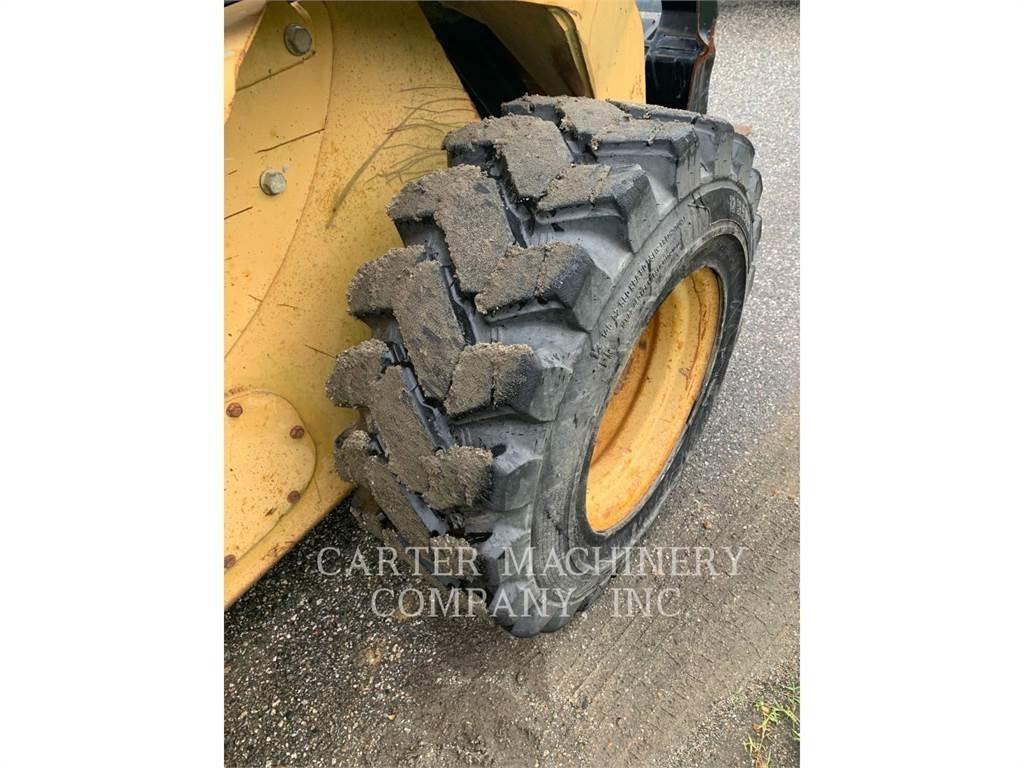 CAT 252 Skid steer mini nakladalci