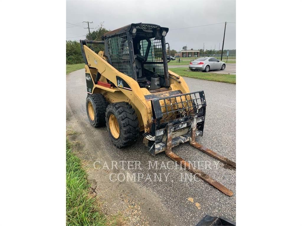 CAT 252 Skid steer mini nakladalci