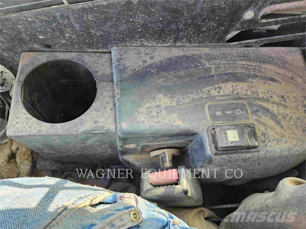 CAT 252 Skid steer mini nakladalci