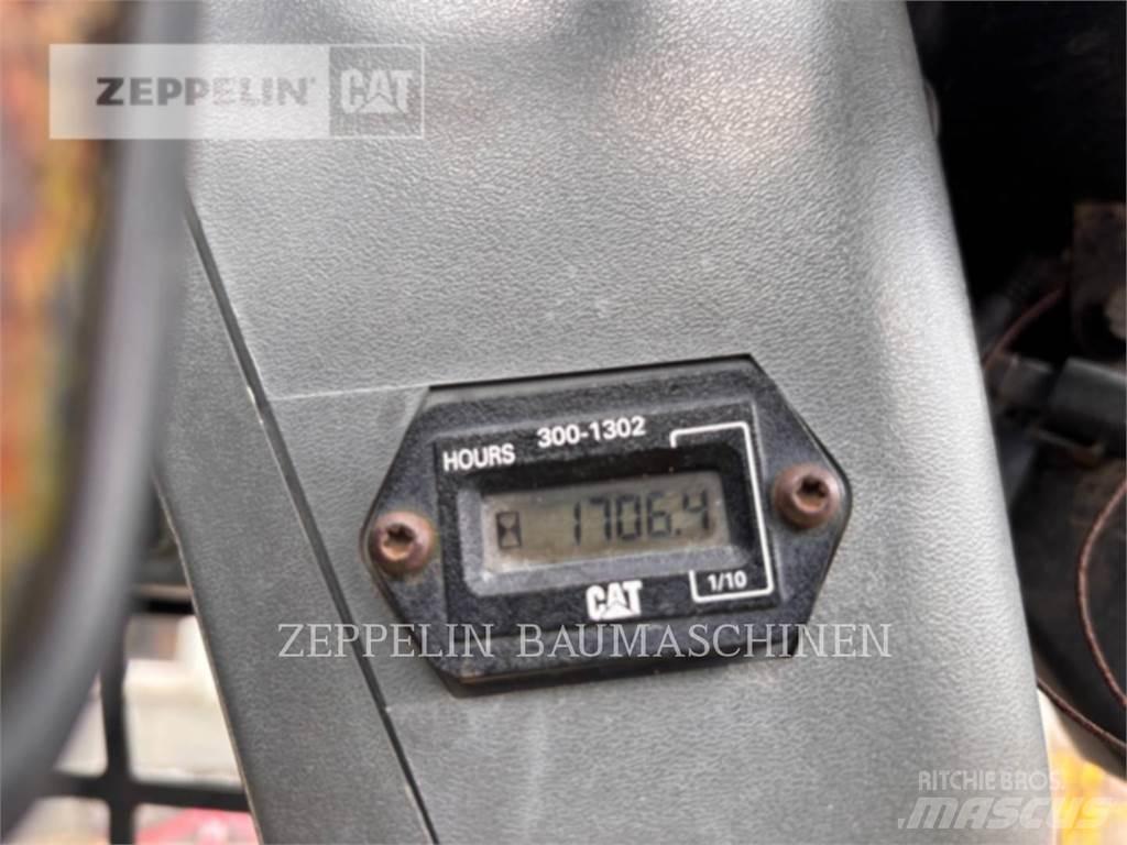 CAT 257B Skid steer mini nakladalci