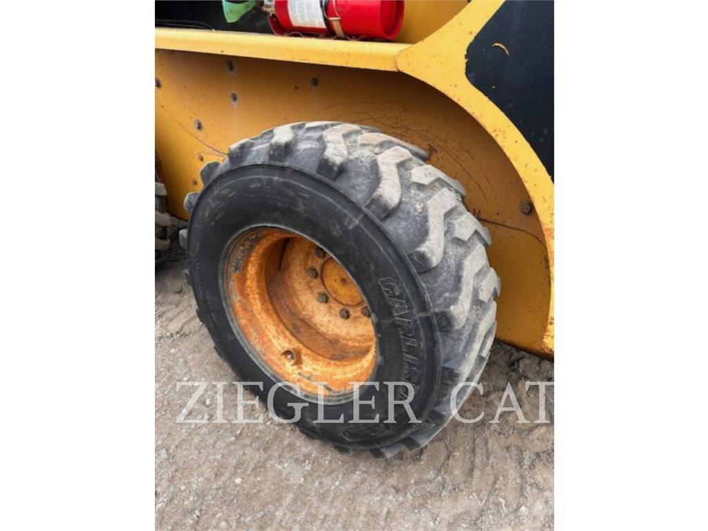 CAT 262 Skid steer mini nakladalci