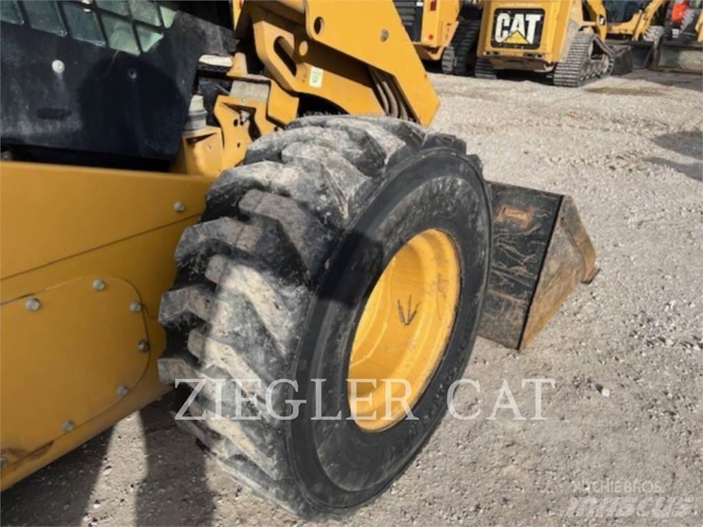 CAT 272D2 Skid steer mini nakladalci