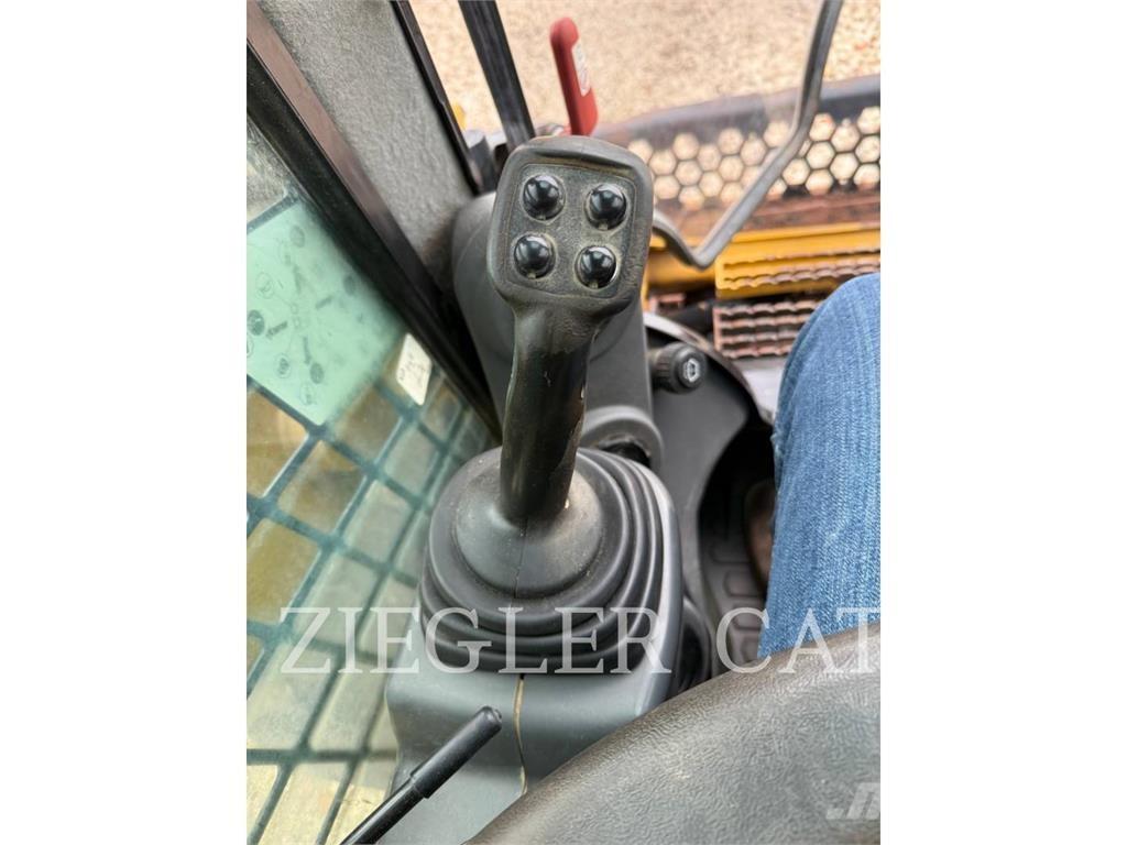 CAT 272D2 Skid steer mini nakladalci