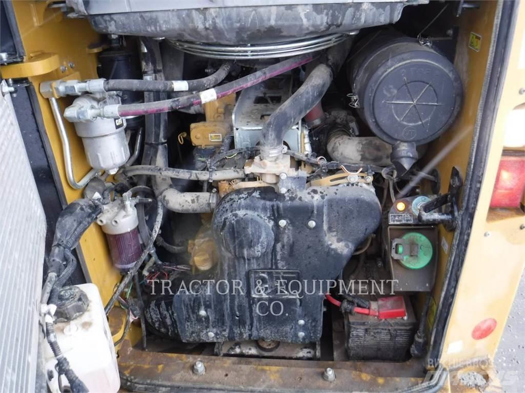 CAT 272D2 H2CB Skid steer mini nakladalci