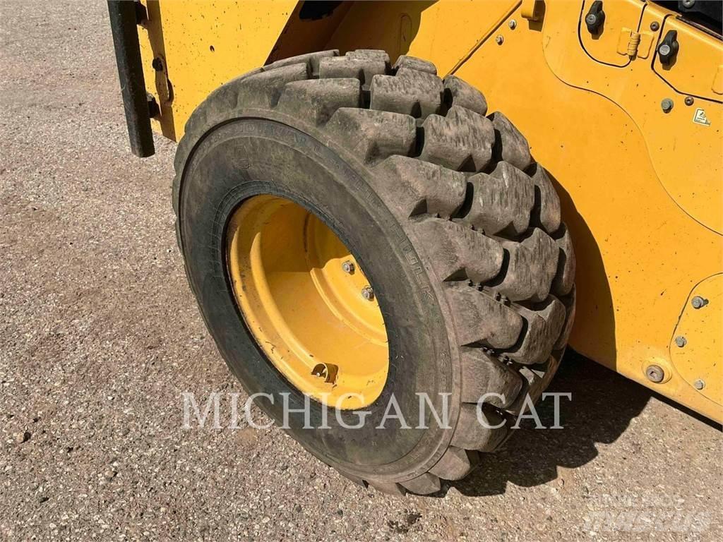 CAT 272D2XHP AQ Skid steer mini nakladalci