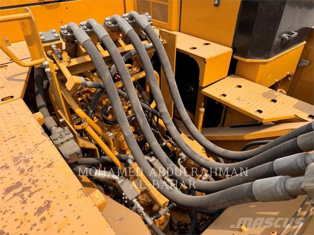 CAT 374 Bagri goseničarji