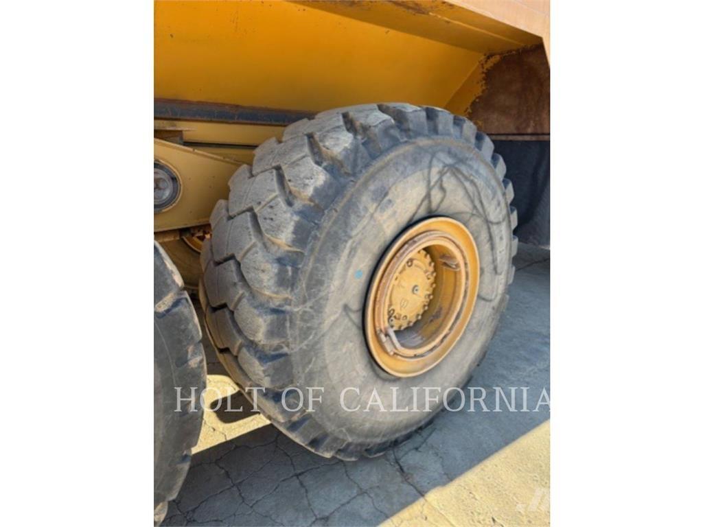 CAT 740B WT Tovornjaki cisterne