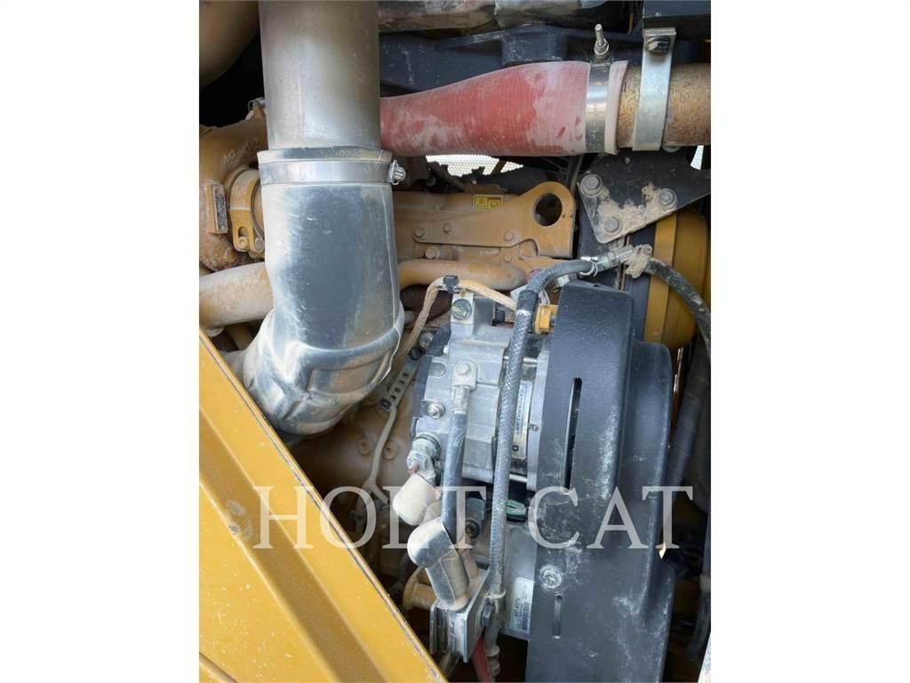 CAT 815 Kompaktorji tal