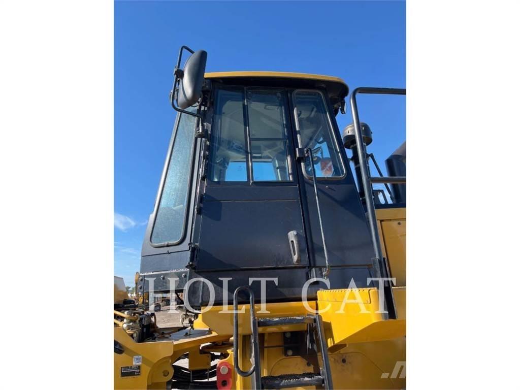 CAT 815 Kompaktorji tal