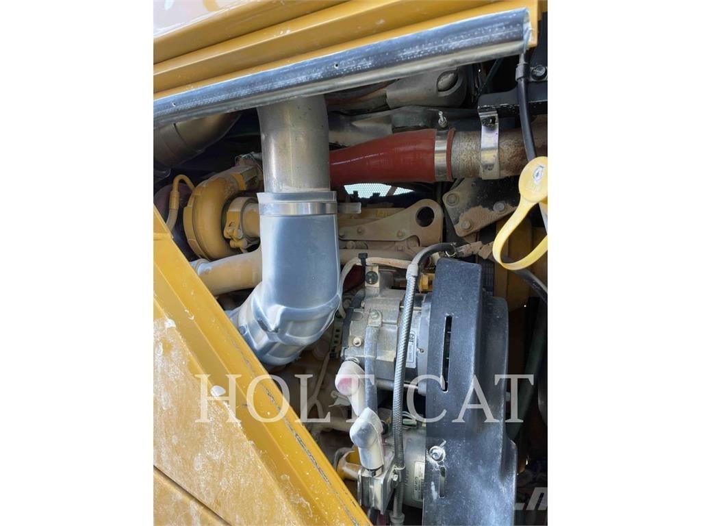 CAT 815 Kompaktorji tal