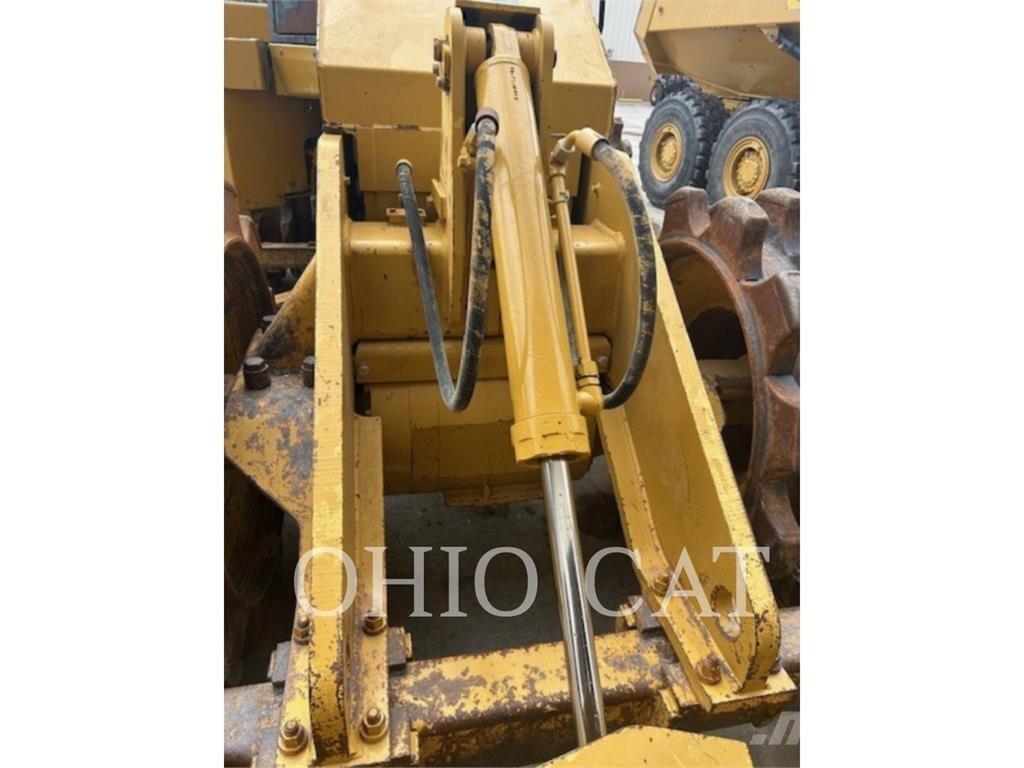 CAT 815F2 Kolesni Buldožerji