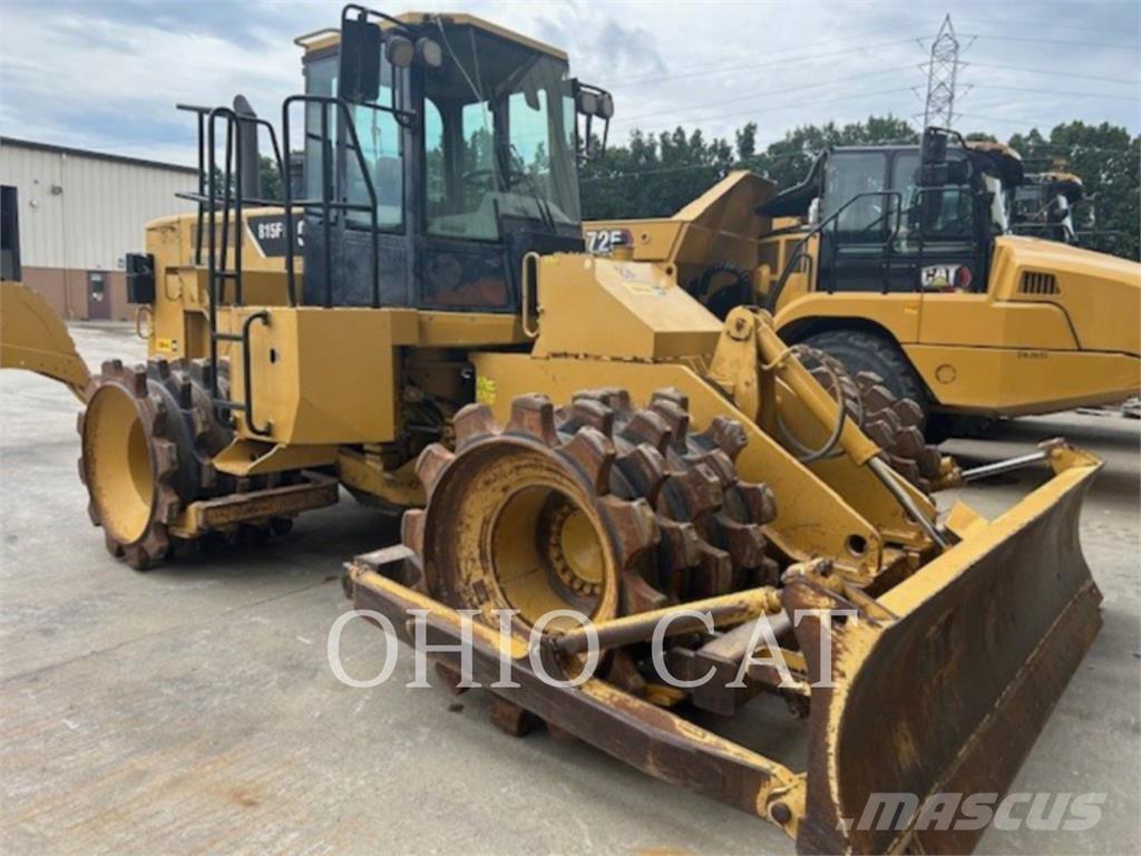 CAT 815F2 Kolesni Buldožerji