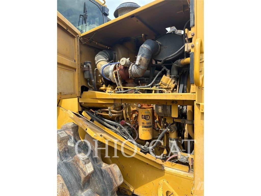 CAT 815F2 Kompaktorji tal