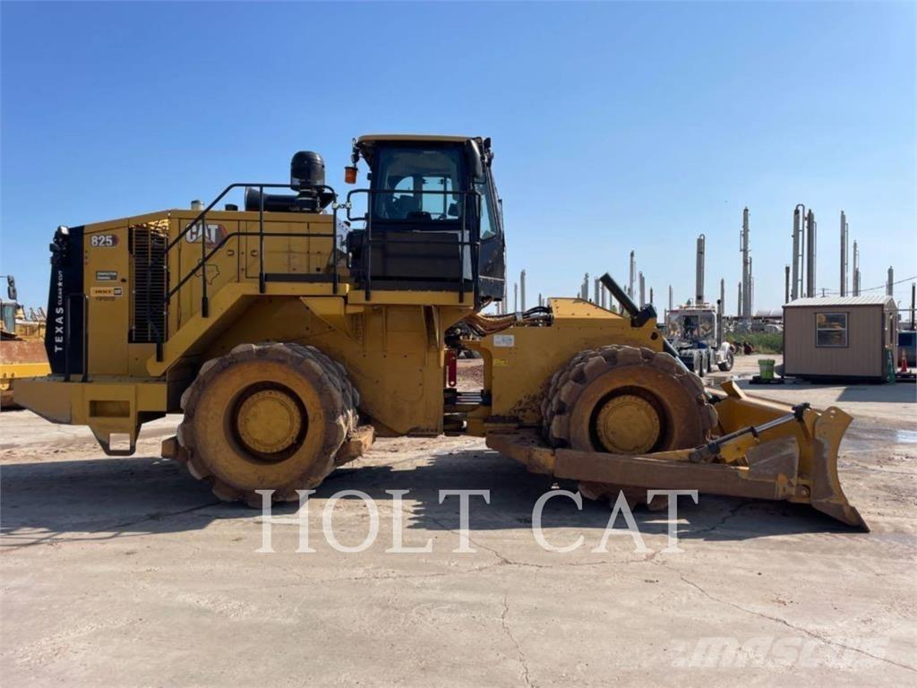 CAT 825 Kompaktorji tal