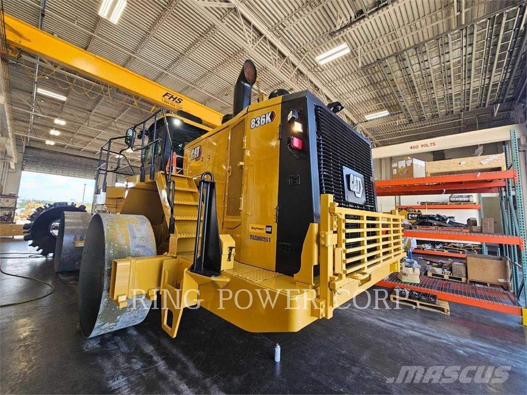 CAT 836K Kompaktorji tal